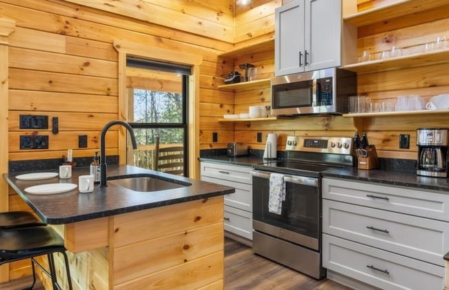 Ruby's Retreat - 2 Bedrooms, 1.5 Baths, Sleeps 8 by RedAwning - Foto 4