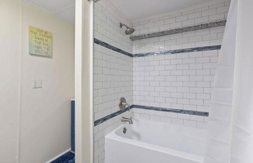 Spacious 2BR Retreat-10 minutes to the Beach! Pet Friendly! - Foto 31