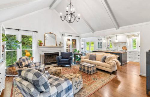 Updated and Spacious Home with Huge Yard Office and Decks - Foto 11