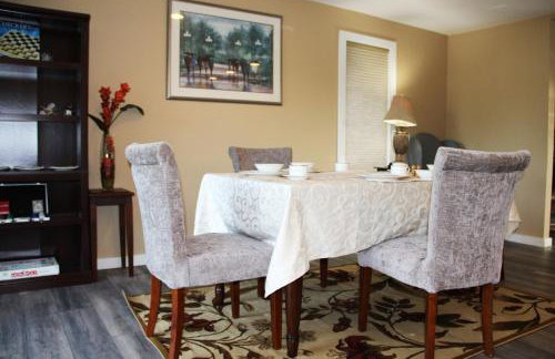 Spacious retreat with 5 bedrooms full kitchen, fenced sports court, free parking - Foto 8