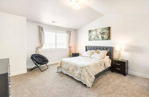 NEW 4-bed 4-bath Stylish House with Mountain View and 2 garages - Foto 14