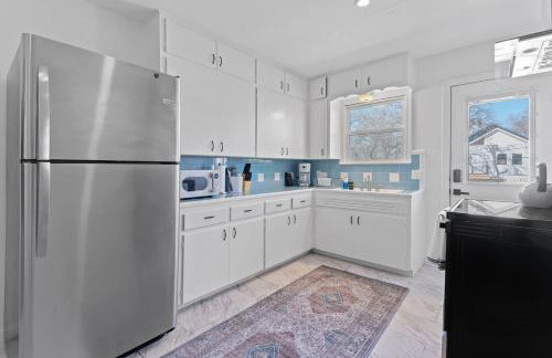 Chic 2BR Highland Retreat Near UT and Downtown, Free Parking by Austin Vacay - Foto 6