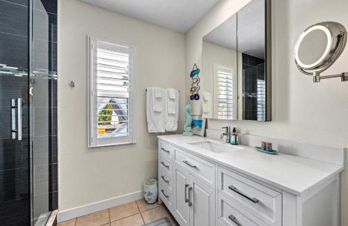 Siesta Key Waterfront Oasis - Heated Pool, Dock, Walk to Village & Beach - Photo 27