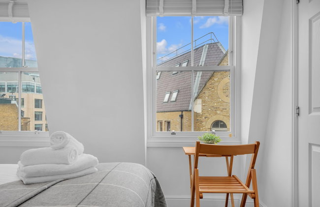 MySquare Vibrant and Sleek 2 Bed Apartment in Artillery Lane - Foto 3