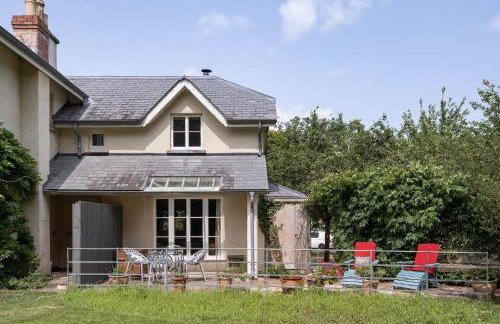 The East Wing Set in Beautiful Gardens Parking - Foto 23