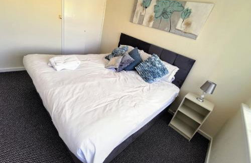 Goldthorn Wolverhampton sleeps 5 long term comfortably and families - Foto 21