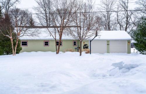 Bass Bay Getaway | Lakefront Family Cottage - Foto 42