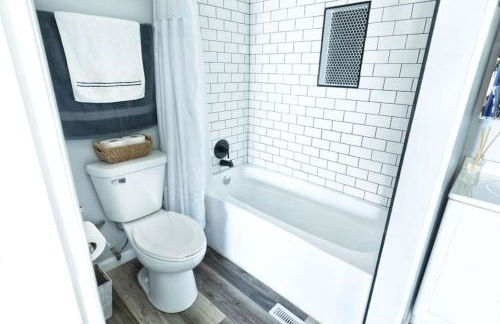 The Jackson Cottage on Grass Lake Waterfront 2 1 Nautical Cottage with Hot Tub Firepit & Year-Round Fun - Foto 32