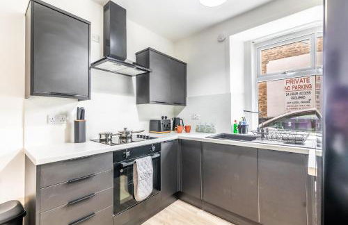 Small, Cosy 2BR 1Bathroom Nearby the Town Center - Photo 6