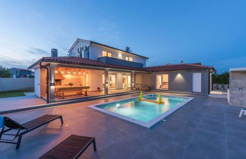 Villa mit Privatpool, Ping-Pong, BBQ - Foto 2