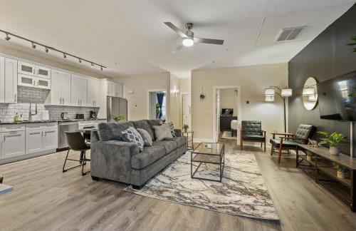 Upscale 2BR suite With Free Parking and Walkable Area - Foto 2