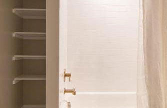 Pet-Friendly 4BR Family Home with Fenced Yard - Foto 7