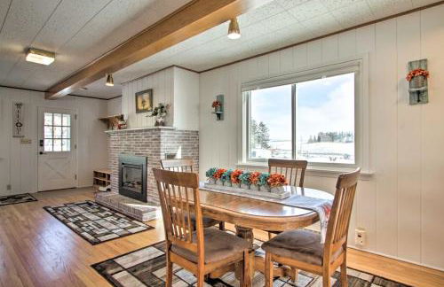 Cozy Postville Retreat with Fireplaces and Yard! - Foto 7