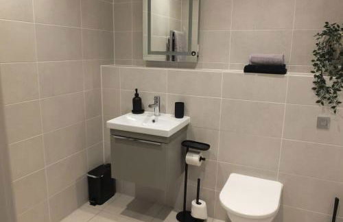 Entire Prestige Apartment in Poole Quay - Free Parking, Fast WiFi, Smart TV & Netflix - Foto 13