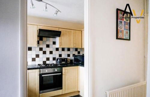 Northampton Pop Art House - Free Parking - Fast Wi Fi by AV Hughes Properties - Photo 18