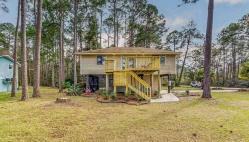 Woodsy Retreat, steps to Bay - Hot tub! - Foto 4