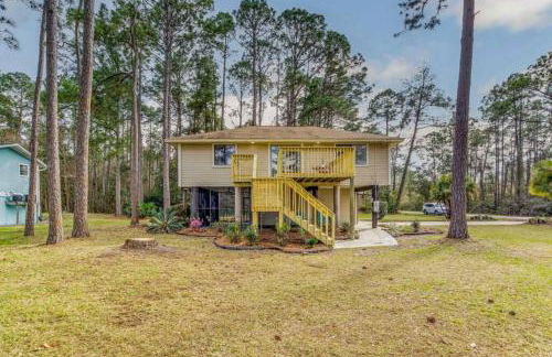 Woodsy Retreat, steps to Bay - Hot tub! - Foto 4