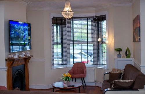 Royale Green View House- free parking, Wifi, Perfect for Contractors and Holiday - Photo 7