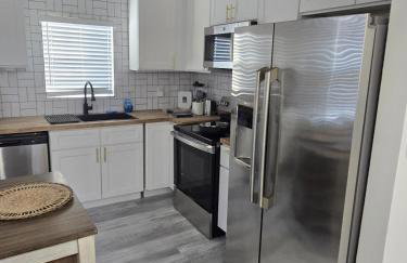 Modern B&W Coastal Retreat 2BR 2BA and Laundry - Foto 13