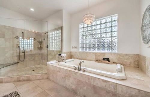 Luxury 5BR Villa Pool Hot Tub RV Friendly - Foto 16