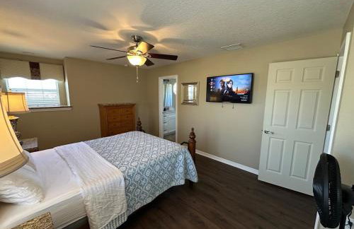 An Incredible Vacation Home with Saltwater Pool! - Foto 36