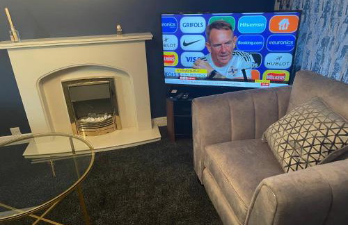 Stylish 3 bed house, private parking , with conservatory, close to KFC, McDonalds, ALDI and ASDA - Photo 2