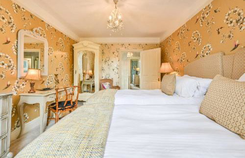 The Town House at Muntham- Luxury Holiday Home with Hot Tub - Photo 13