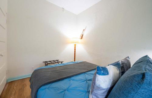 Breezy 1BR Retreat Walk to UofA and Spring Fun - Foto 16