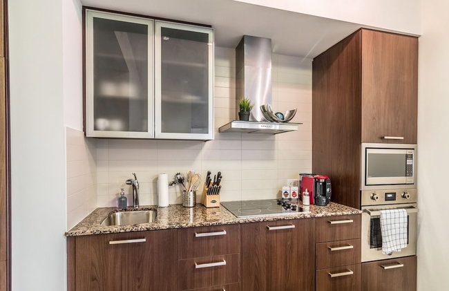 AOC Suites 2 Bedroom Condo, City CN Tower View - Foto 14