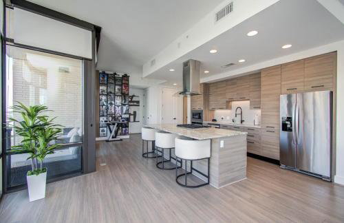 Downtown Luxury High-Rise with Panoramic Views - Foto 12