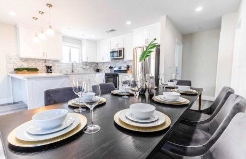 Modern 4BR Stay Premium Beds & Full Kitchen - Foto 8