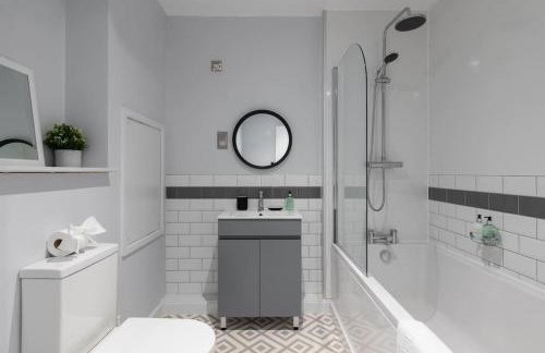 Luxury 2 bed, Central, Free Parking, Smart TV By Valore Property Services - Photo 18