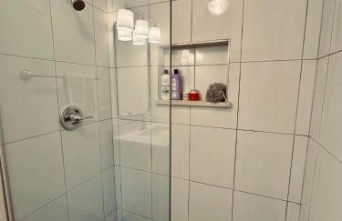 Chic Dunes Cottage with HOT TUB near Warren Dunes - Foto 10