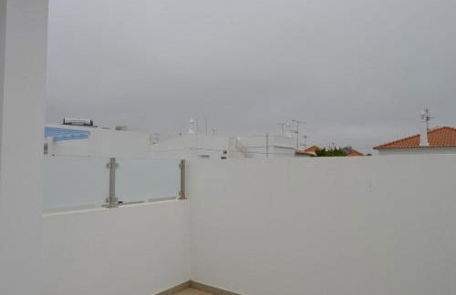 Moradia V2 nova e próximo da praia - Foto 7