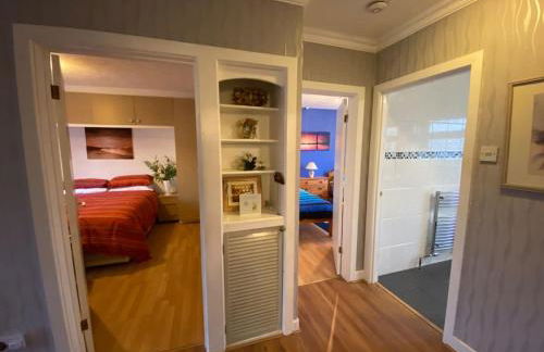 Quiet Secluded two Bedroom Bungalow With Parking - Photo 17