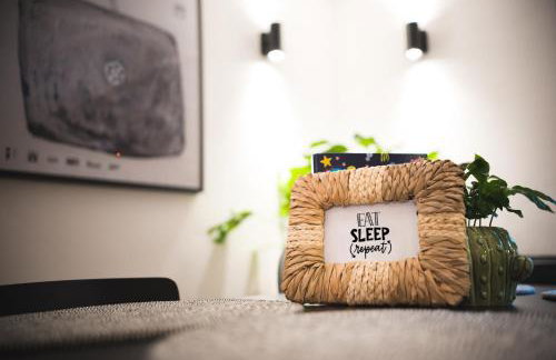 Sleep, Eat, Repeat and Park Your Car in City Center - Foto 5