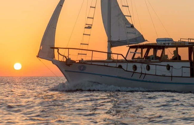 Passeio de barco tradicional pela Caldeira de Santorini com comida - Foto 2