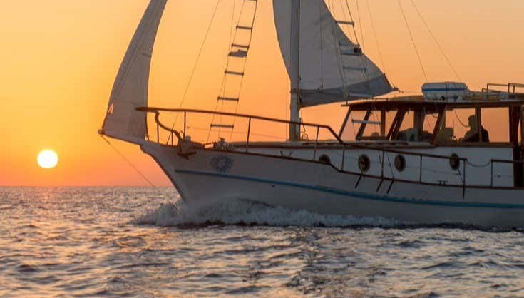 Giro in barca tradizionale alla Caldera di Santorini con pasto - Foto 2