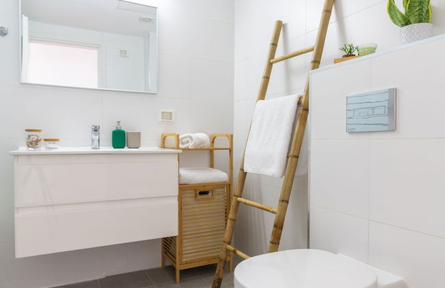 Sunlit Balcony & Coastal Charm by Sea N' Rent - Foto 26