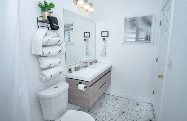 Huge Remodeled 5BR 4BA House Sleeps 20 Downtown - Photo 46