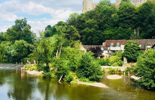 Beautiful stylish 2 bed apartment with free parking - Photo 2