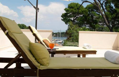 Private luxury Villa AZZURRO on Solta for up to 10 persons, free parking, very close to beach! FREE Kajak & Mountainbikes, GREAT living area & privacy! - Foto 3