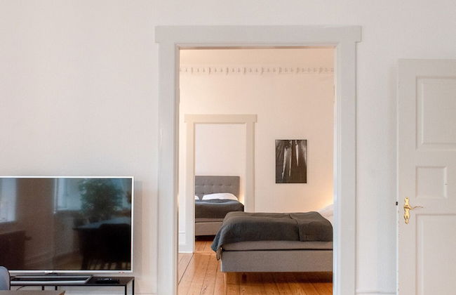 Sanders Boulevard - Smart 3-bdr Apt By the Canal - Photo 2