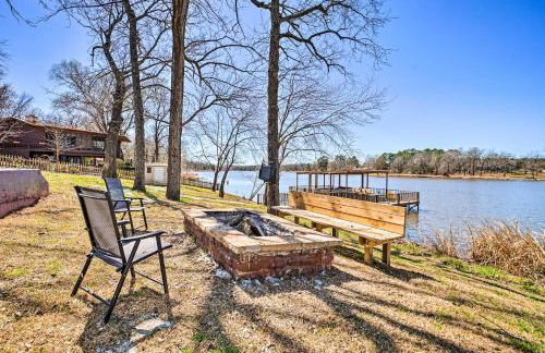 Lakefront Fort Towson Home Private Dock and 3 Decks - Foto 1