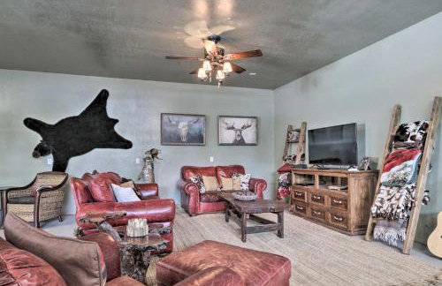 Fire Pit and Game Room Heber-Overgaard Cabin! - Foto 23