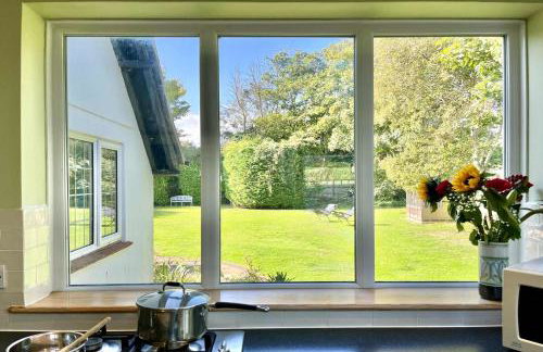 Spacious Coastal Family Home Sleeps 8 - Photo 14