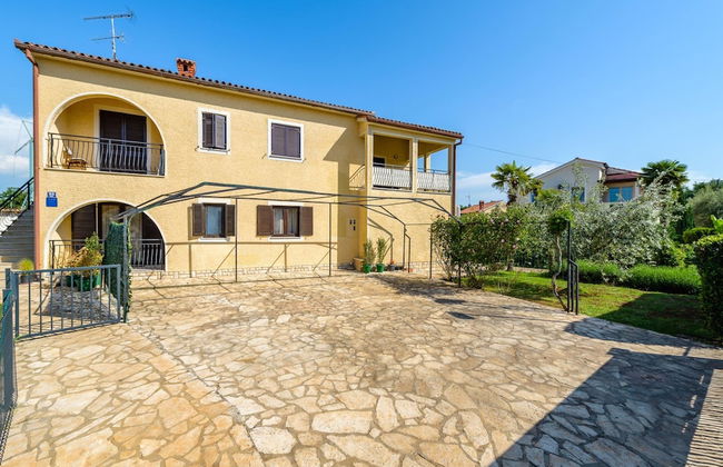 Spacious Apartment With Garden - Photo 1