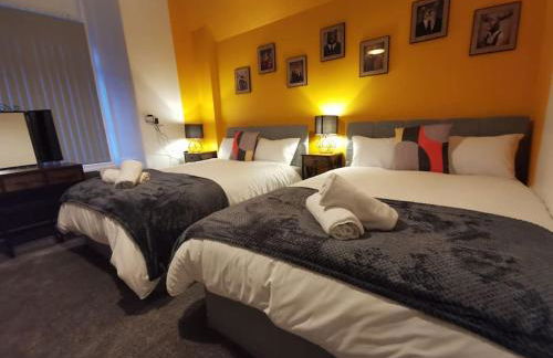 Spacious & comfy 4 bed house, 6 Beds, Free Private Parking & Wifi - Foto 1