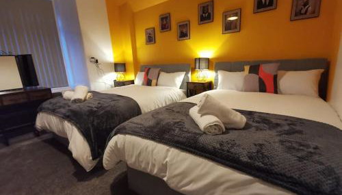 Spacious & comfy 4 bed house, 6 Beds, Free Private Parking & Wifi - Foto 1