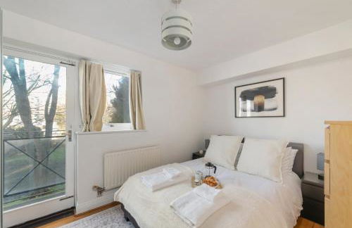 2BR Waterside Flat Parking WiFi Garden & DLR Nearby - Foto 3